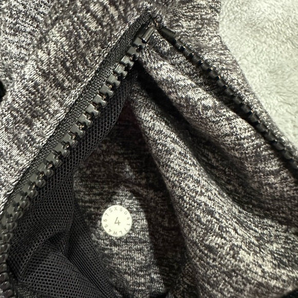 Lululemon define jacket size 4 but is tiny like a zero - Picture 5 of 5